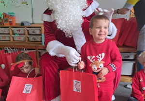 Chłopiec pozuje z Mikołajem