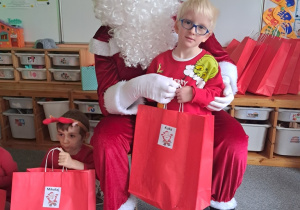 Chłopiec pozuje z Mikołajem