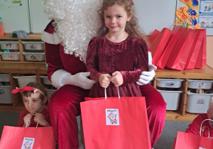 Dziewczynka pozuje z Mikołajem