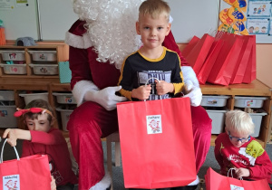 Chłopiec pozuje z Mikołajem