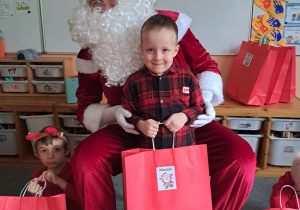 Chłopiec pozuje z Mikołajem