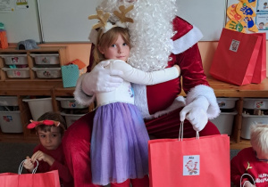 Dziewczynka pozuje z Mikołajem