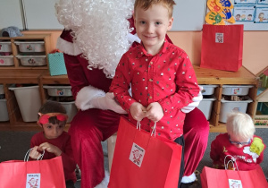 Chłopiec pozuje z Mikołajem