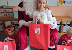 Dziewczynka pozuje z Mikołajem