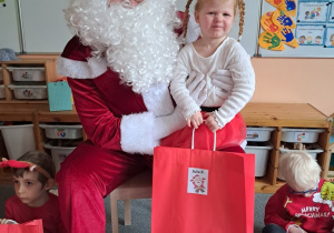 Dziewczynka pozuje z Mikołajem