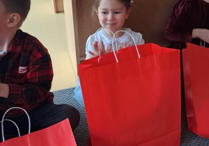 Dziewczynka podczas oglądania prezentu