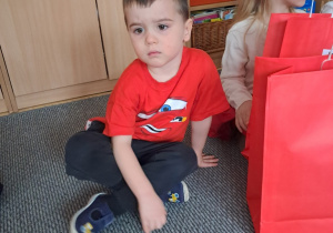 Chłopiec pozuje z prezentem