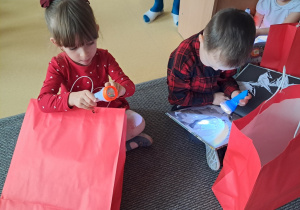 Dzieci podczas oglądania prezentów