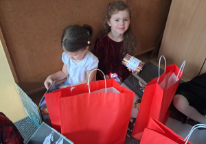 Dzieci podczas oglądania prezentów