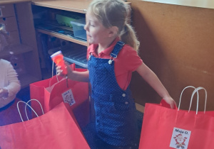 Dzieci podczas oglądania prezentów