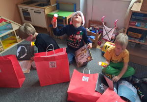 Dzieci oglądają prezenty