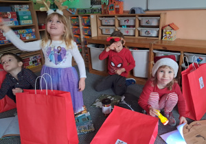 Dzieci oglądają prezenty