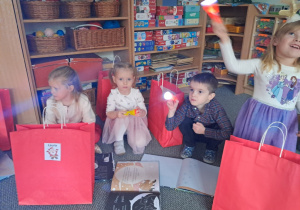 Dzieci oglądają prezenty