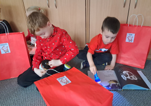 Dzieci oglądają prezenty