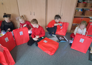 Dzieci oglądają prezenty