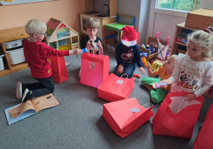 Dzieci oglądają prezenty