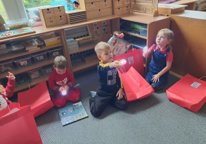 Dzieci oglądają prezenty