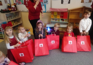 Dzieci z prezentami od Mikołaja.