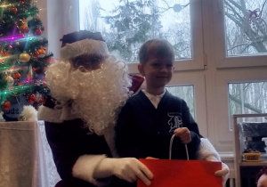 Chłopiec z Mikołajem.