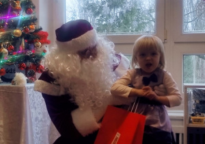 Dziewczynka z Mikołajem.