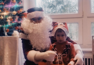 Chłopiec z Mikołajem.