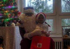 Chłopiec z Mikołajem.