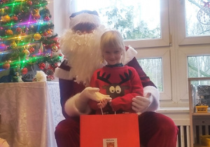 Dziewczynka z Mikołajem.