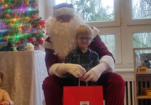 Chłopiec z Mikołajem.