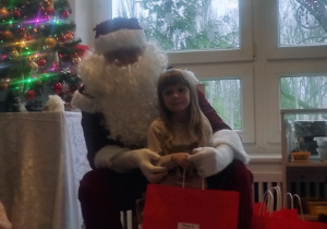 Dziewczynka z Mikołajem.