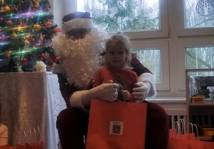 Dziewczynka z Mikołajem.