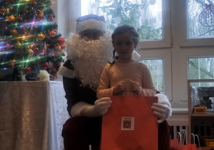 Dziewczynka z Mikołajem.