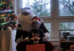 Chłopiec z Mikołajem.