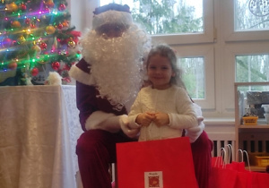 Dziewczynka z Mikołajem.