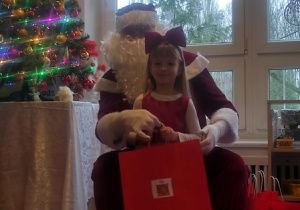 Dziewczynka z Mikołajem.