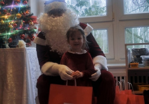 Dziewczynka z Mikołajem.