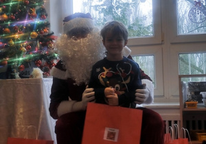 Chłopiec z Mikołajem.