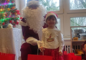 Dziewczynka z Mikołajem.