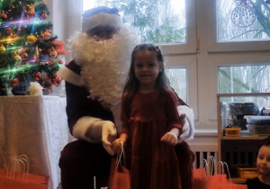 Dziewczynka z Mikołajem.