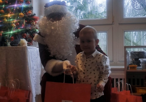 Chłopiec z Mikołajem.