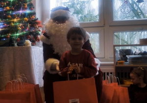 Chłopiec z Mikołajem.