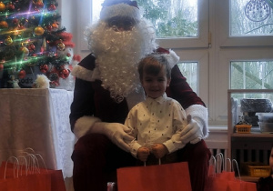 Chłopiec z Mikołajem.