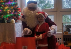 Chłopiec z Mikołajem.