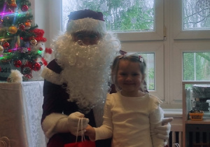 Dziewczynka z Mikołajem.