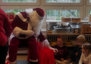 Mikołaj rozmawia z dziećmi.