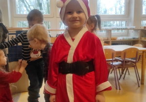 Chłopiec w świątecznym przebraniu czeka na Mikołaja.