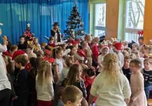 Dzieci tańczą w parach podczas koncertu muzycznego