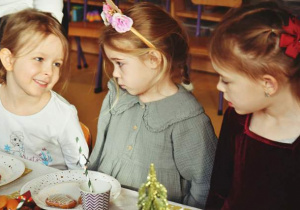 Dziewczynki siedzą i rozmawiają przy świątecznym stole