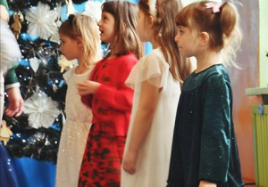 Dziewczynki podczas świątecznego nagrania dla Rodziców w czasie recytowania życzeń