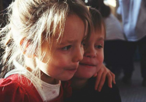 Chłopiec i dziewczynka pozują do wspólnego zdjęcia po złożeniu sobie świątecznych życzeń