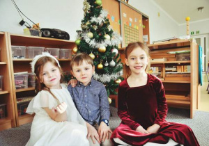 Alicja, Bruno, Tosia pozują do pamiątkowego zdjęcia przy choince